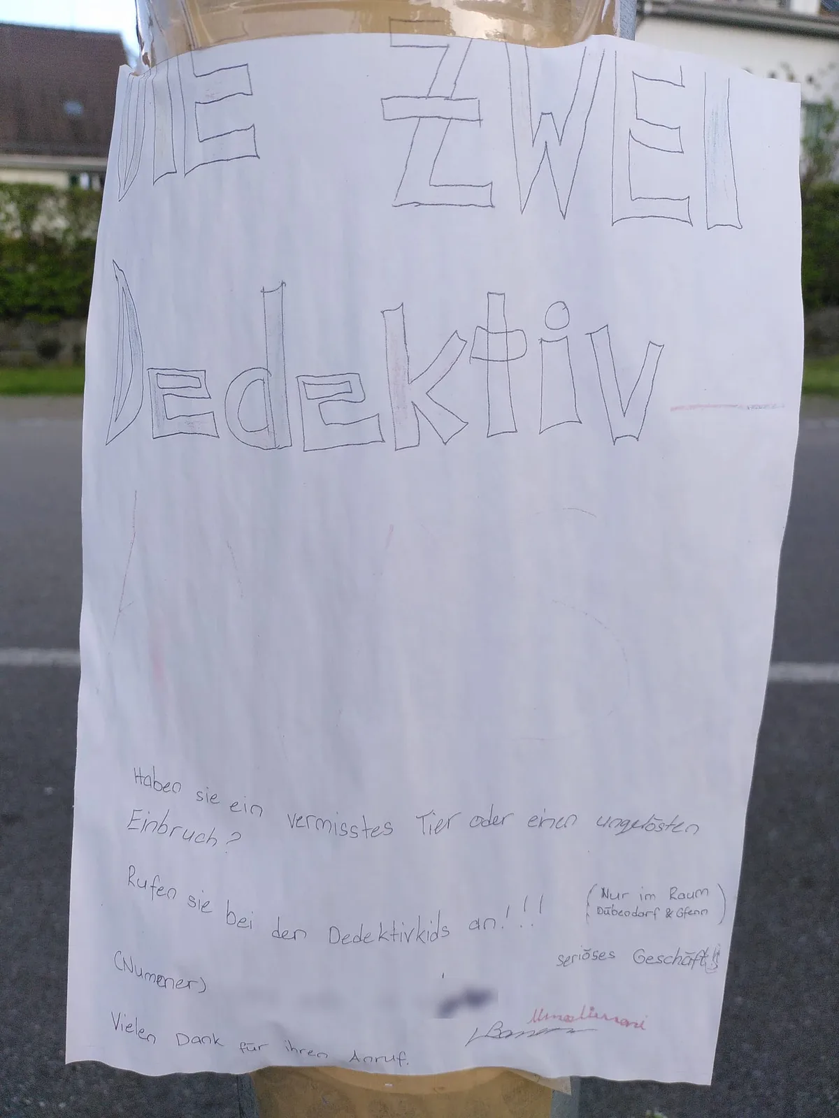 Bei der Gründung waren die Detektivinnen noch zu zweit. Diesen Flyer haben sie in ganz Dübendorf und Gfenn verteilt. Flyer der drei Roses, der Detektivinnengruppe aus Dübendorf.